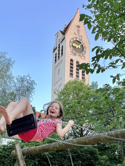 Kind Schaukel Turm Gemeindefest